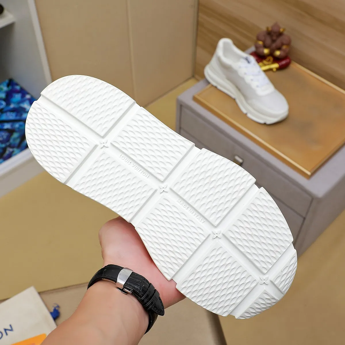 Ex-factory price: 440¥🌹🌹[LV Louis Vuitton] new low-top casual men's shoes. A must-have for fashionable men, new products are released in Hong Kong counters [strong], big-name style, European and American masters strongly create unique styles, comfortable on the feet, super soft outsole, super wear-resistant. Gives people a strong visual impact. Material: imported first-layer cowhide leather upper ➕rubber non-slip outsole, rubber graphics matching, 38 to 44